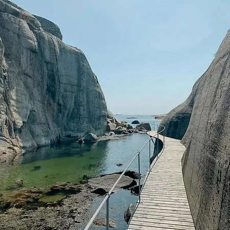 Дом отдыха Family By The Sea With Private Pier