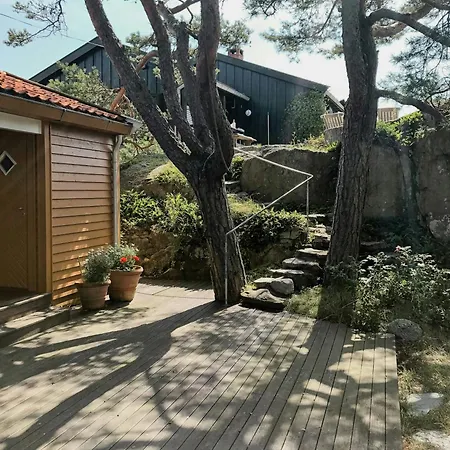 Дом отдыха Family By The Sea With Private Pier